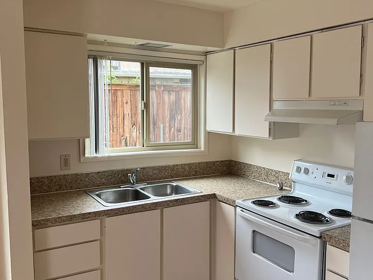 3933 SE Francis St #3 — Photo 2