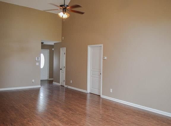 3rd image of 1300 Loren Cir