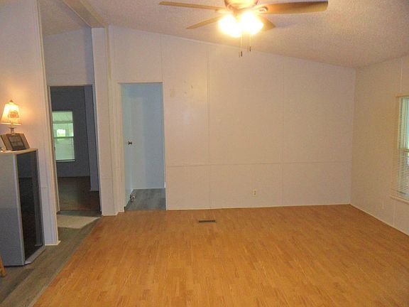 3rd image of 511 E Cypress St