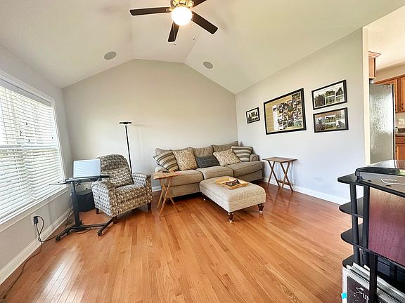 3rd image of 261 Banyan Blvd