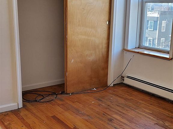 4th image of 34 Vroom St APT 6