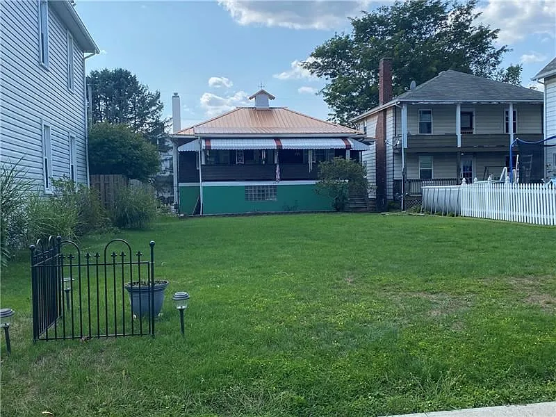 241 6th Ave photo 1