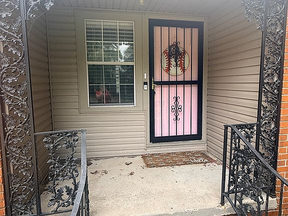 2nd image of 320 S Center Dr
