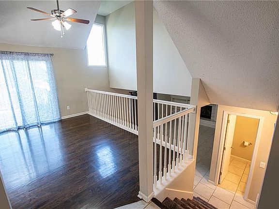 5th image of 405 NE Leann Dr