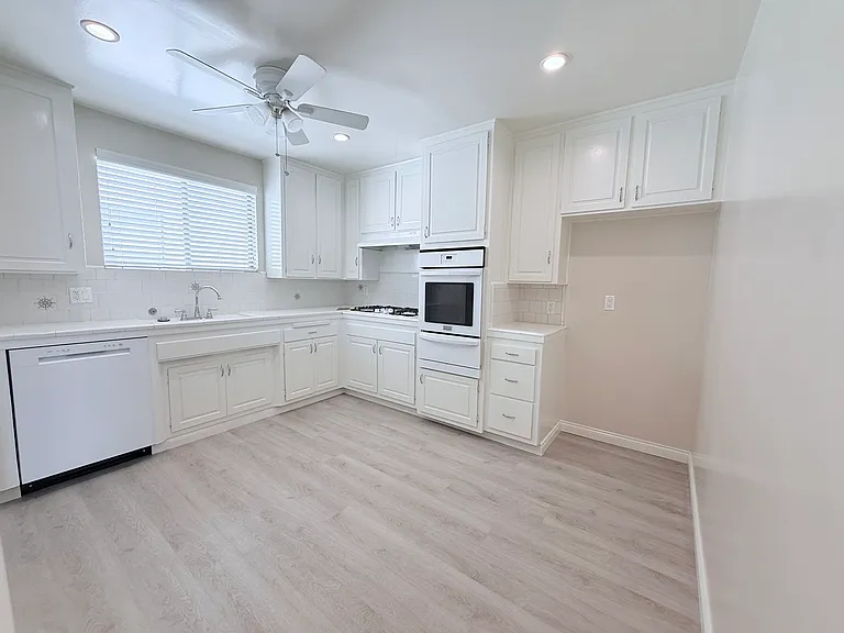 2714 W Clark Ave #1-F — Photo 5