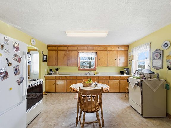 4th image of 1535 Victoria Rd