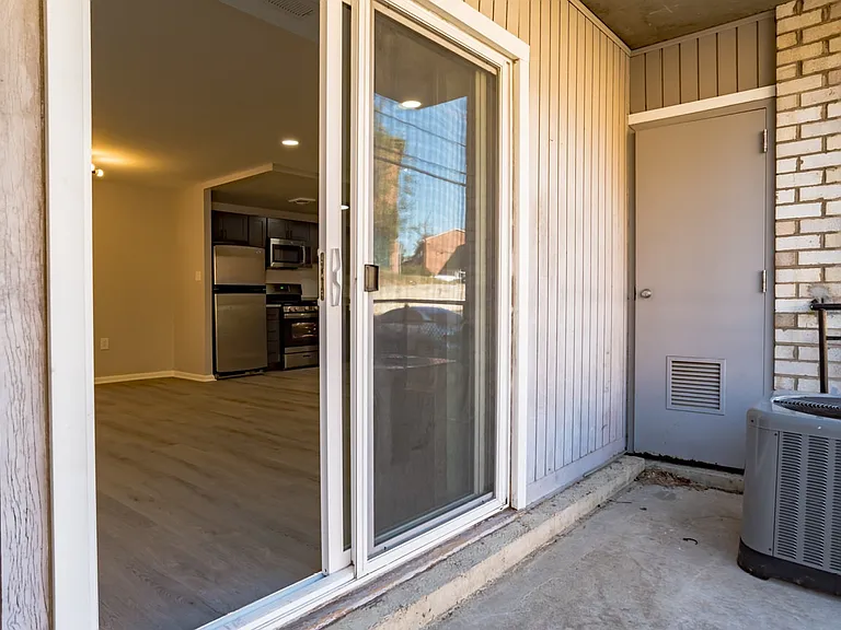 Raleigh Court Apartments — Photo 15