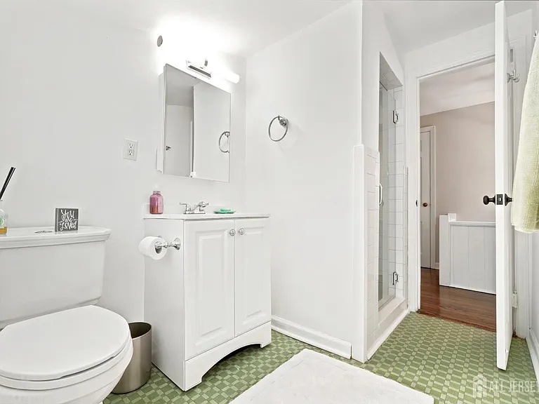 1434 Maplewood Ter — Photo 4
