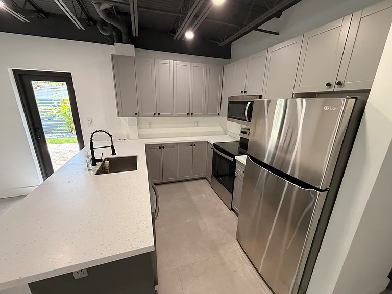 604 NE 9th Ave #3 — Photo 6