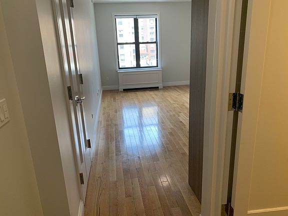 3rd image of 210 W 70th St #817