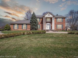 35648 Old Homestead Dr, Farmington Hills, MI 48335