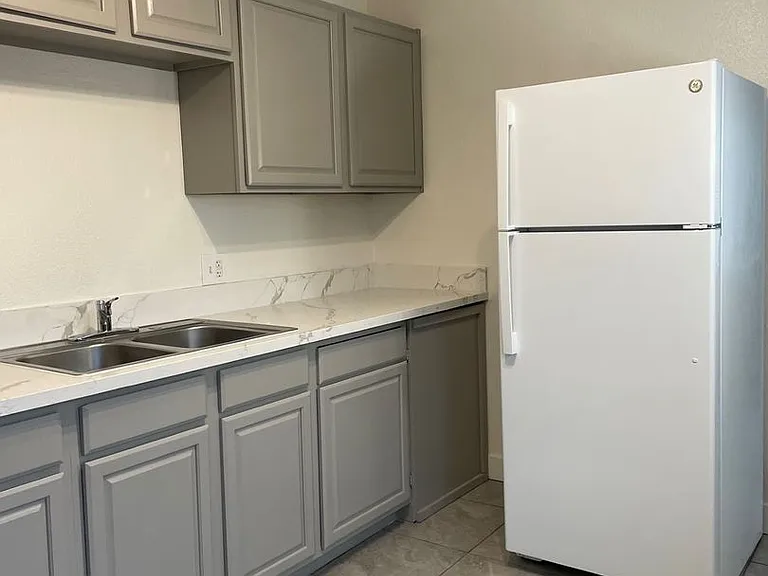 2100 N Daley St — Photo 2