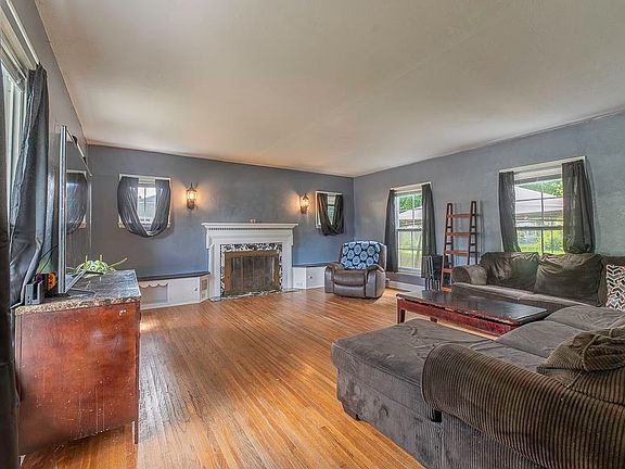 3rd image of 1316 Center Ave