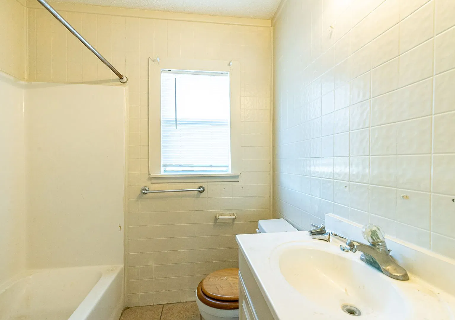 2 Bedroom, 1 Bath Home in the Medical District — Photo 2