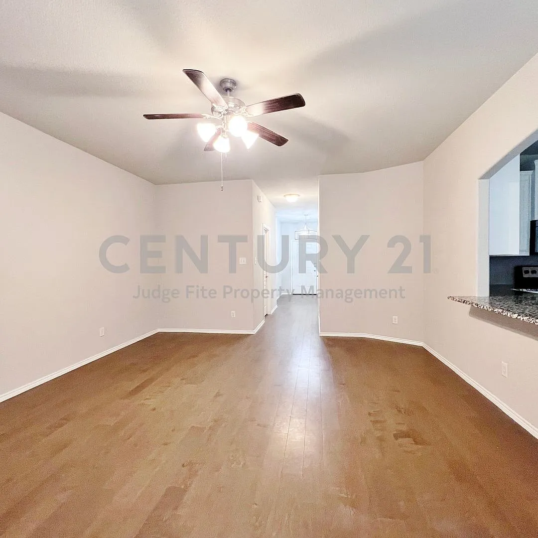 Well Maintained 3/2/2 in Waxahachie For Rent! — Photo 3
