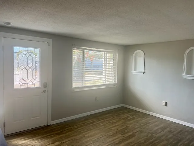 Beautifully Updated 3/1 Home Ready For Move In! — Photo 4