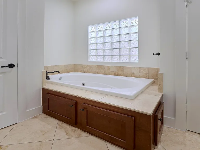 5516 Larkin St — Photo 13