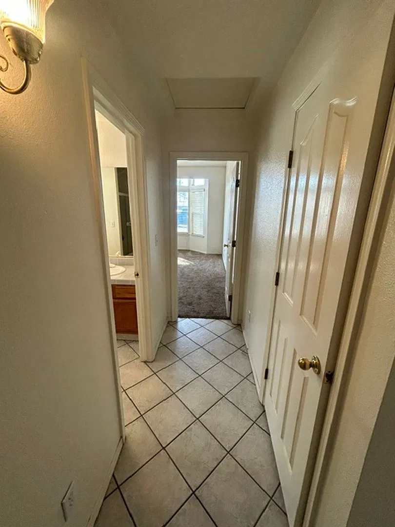 Beautiful 3 Bedroom 2 Bathroom Home In SE Visalia! — Photo 4