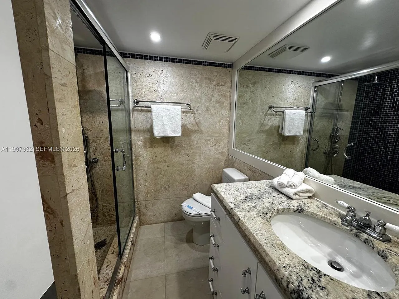 The Alexander Condo — Photo 4