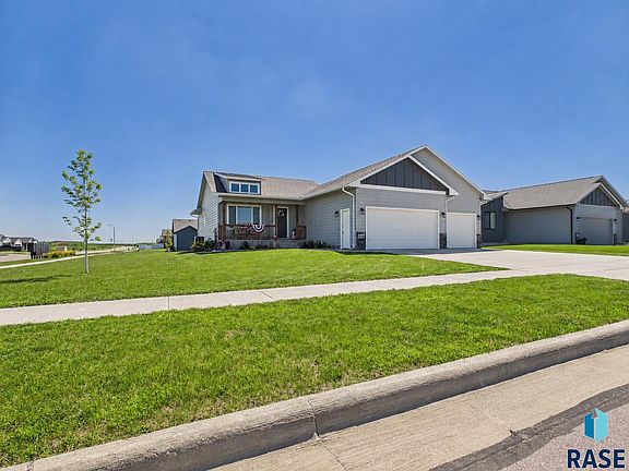4th image of 1120 Cypress Ave