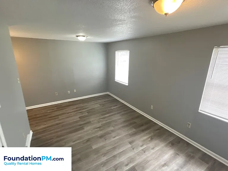 992 University St — Photo 8