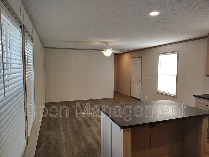 3 bed, 2.0 bath, 1120 sqft, $1,049 — Photo 4
