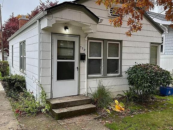 3rd image of 719 Cottage St NE