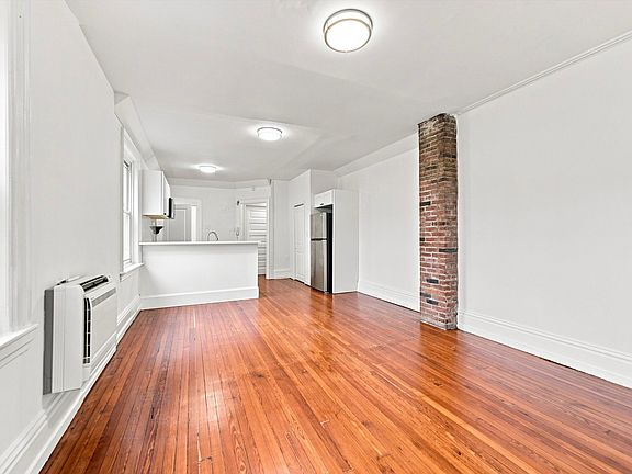 3rd image of 2037 Spring Garden St #3RR