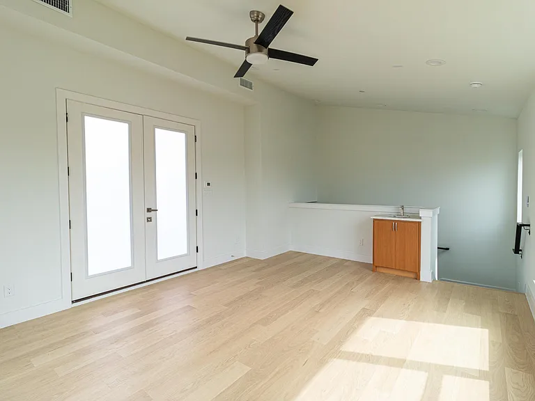 4210 Roseland Ave #104 — Photo 29