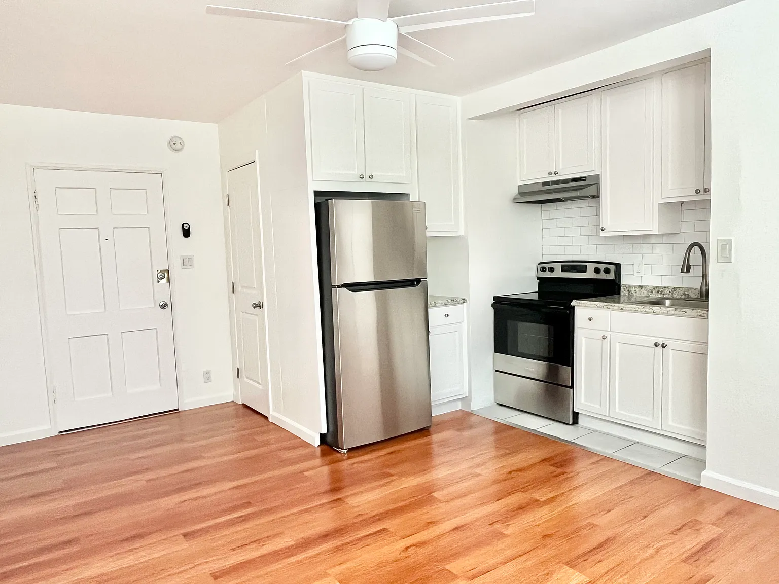 7120 Hawthorn Ave — Photo 3