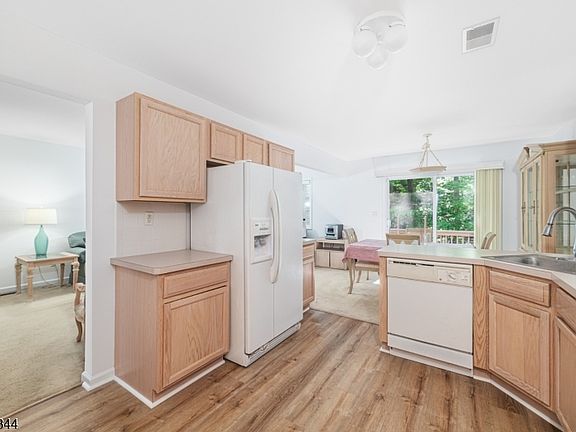 3rd image of 19 Sweetwater Ln