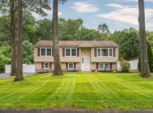 19 Brookside Dr, Oak Ridge, NJ 07438