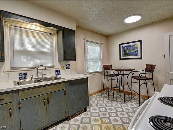 5th image of 679 Mohawk Ave