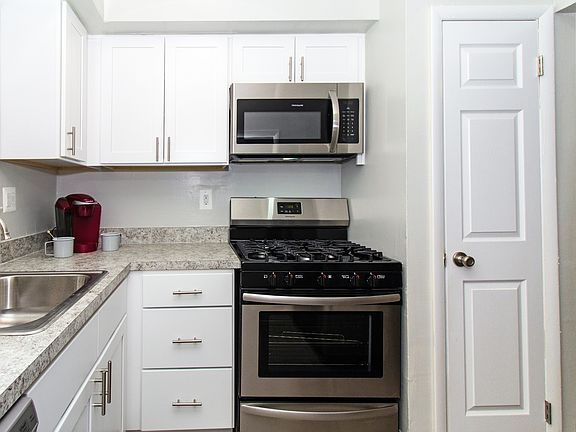 Stratford_kitchen_Luxor[1]