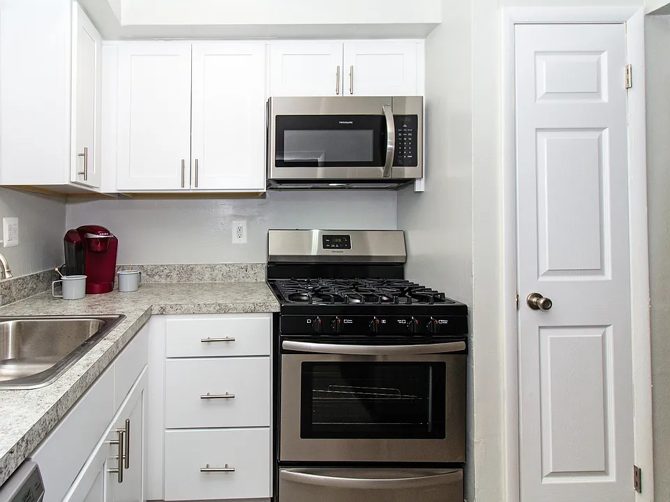Stratford_kitchen_Luxor[1]