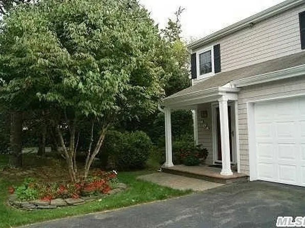 151 Boathouse Ln, Bay Shore, NY 11706