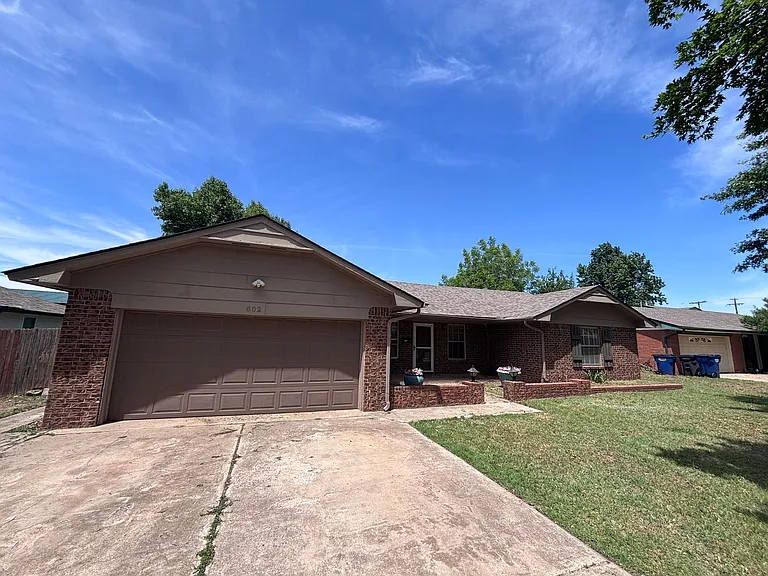 802 Amity Ln — Photo 2