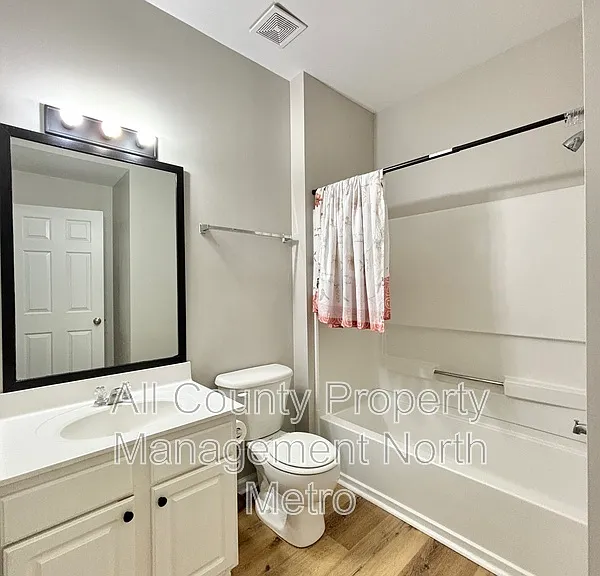 1033 Thornborough Dr — Photo 8