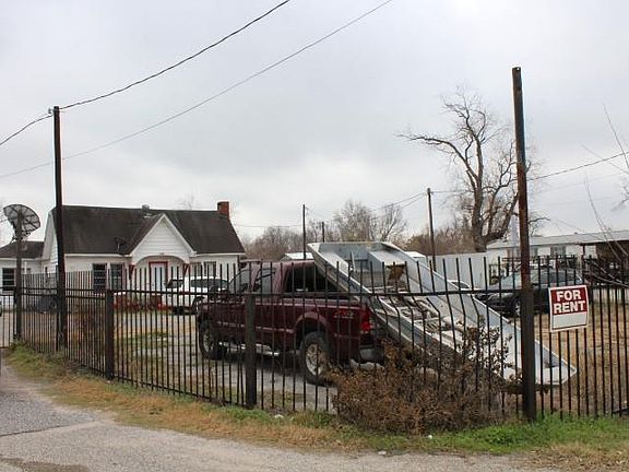 3rd image of 5701 Chippewa Blvd