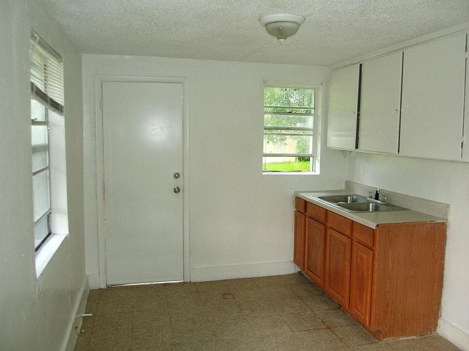 1st image of 1826 W 45th St