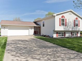 1555 Rock Island Dr, Ely, IA 52227