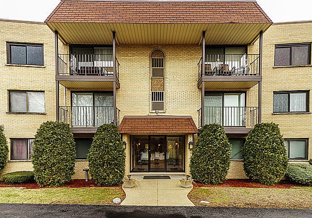 1st image of 4660 N Austin Ave APT 106