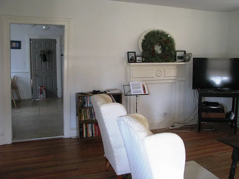 903 Grove St — Photo 3