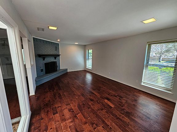 3rd image of 812 Saint Paul Ct