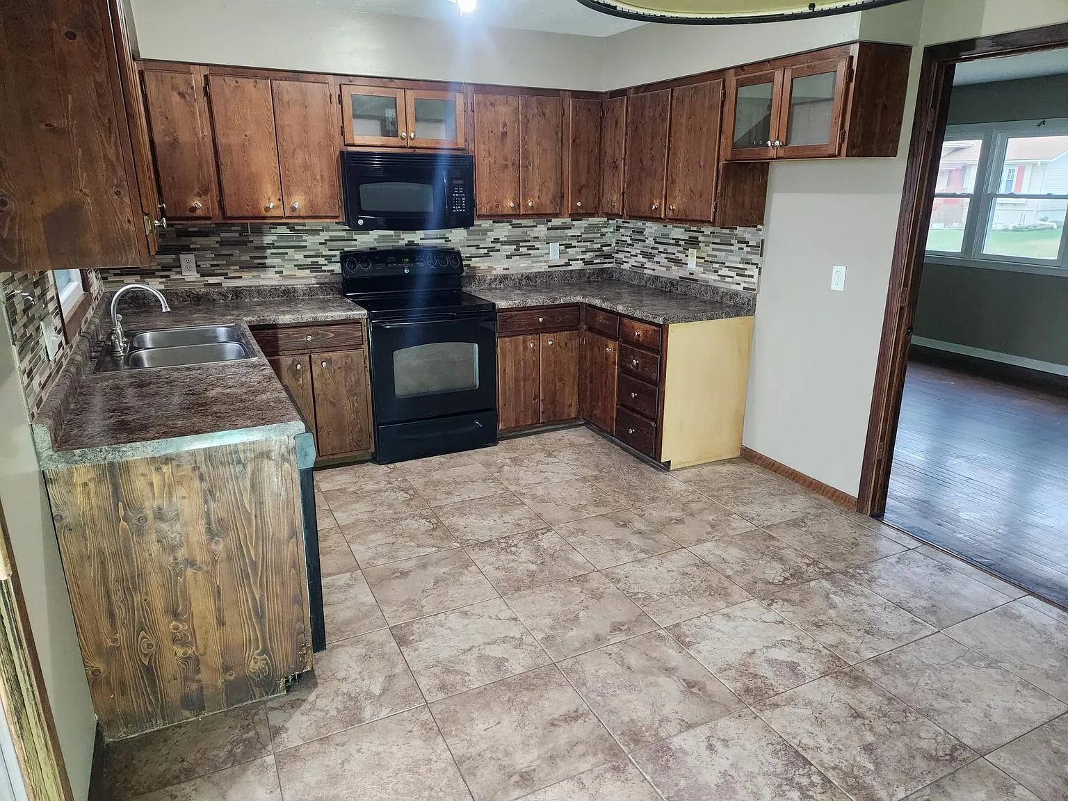 4 bed, 1896 sqft, $2,250 — Photo 2