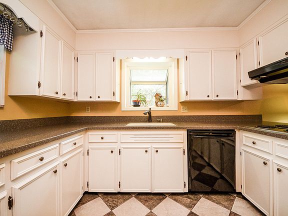 2nd image of 3009 Oakland Dr NW