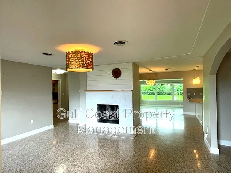 2253 Valencia Dr — Photo 4