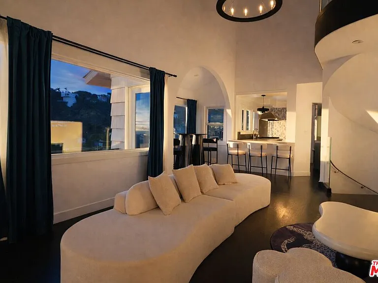 8810 Hollywood Blvd — Photo 11