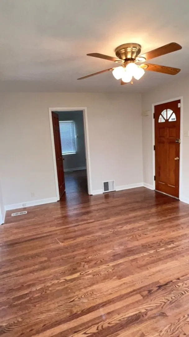 2 bedroom home - Country Club Hills — Photo 2