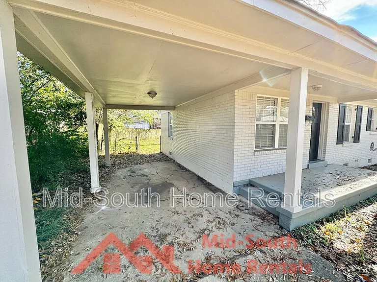 1060 Paul Pl — Photo 4